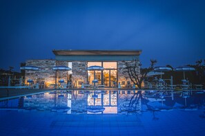 Voorkant accommodatie - avond/nacht