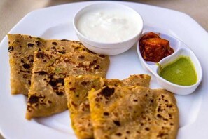 Quarto casal luxo | Opções para refeição no quarto