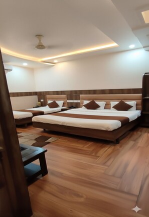 Super Deluxe 3 Bed | 6 bedrooms, Egyptian cotton sheets, premium bedding, in-room safe - Hotel Raghunath (Jammu)