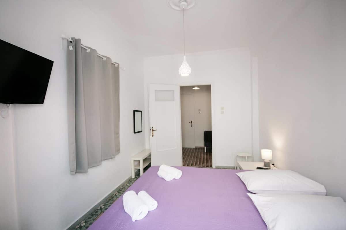 Monolocale, balcone, vista città | Ferro/asse da stiro, culle/letti per bambini (gratuiti), Wi-Fi gratuito