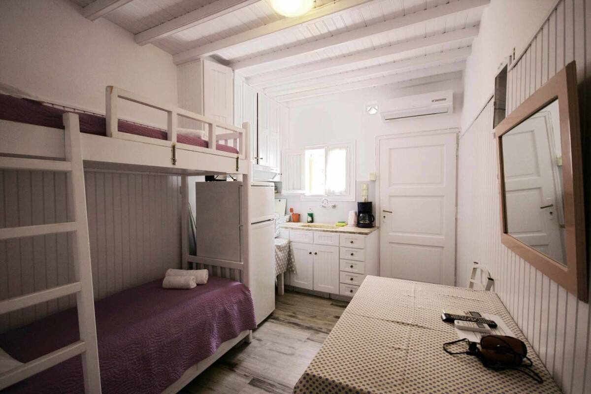 Studio, balkong, sjøutsikt (4 Adults) | Strykejern/-brett, barnesenger (inkludert) og wi-fi (inkludert)