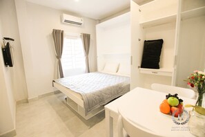 Desk, soundproofing, free WiFi, bed sheets - Happy Homes 95 Le Thi Rieng (Ho Chi Minh City)