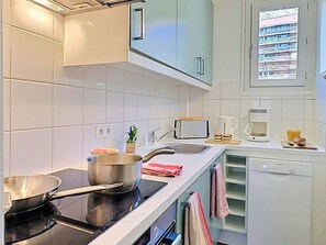 Kühlschrank, Mikrowelle, Ofen, Geschirrspüler