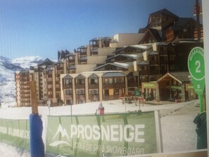 A multi-story hotel with a ski resort advertisement. - Val Thorens, at the foot of the slopes, refurbished and Parking included (Val Thorens)