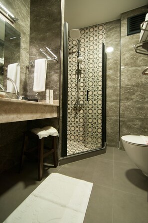 Kamar Double Superior | Kamar mandi | Shower, shower pijat air,  dan perlengkapan mandi gratis