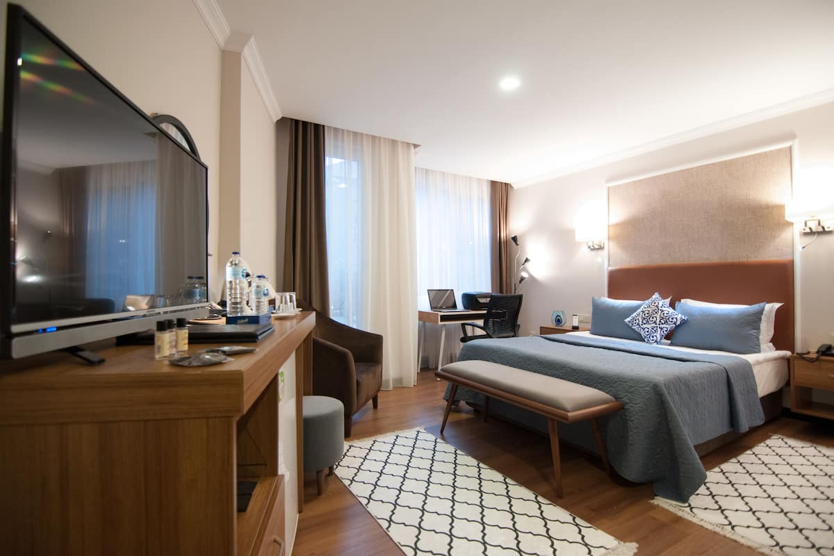 Premium bedding, down comforters, minibar, in-room safe