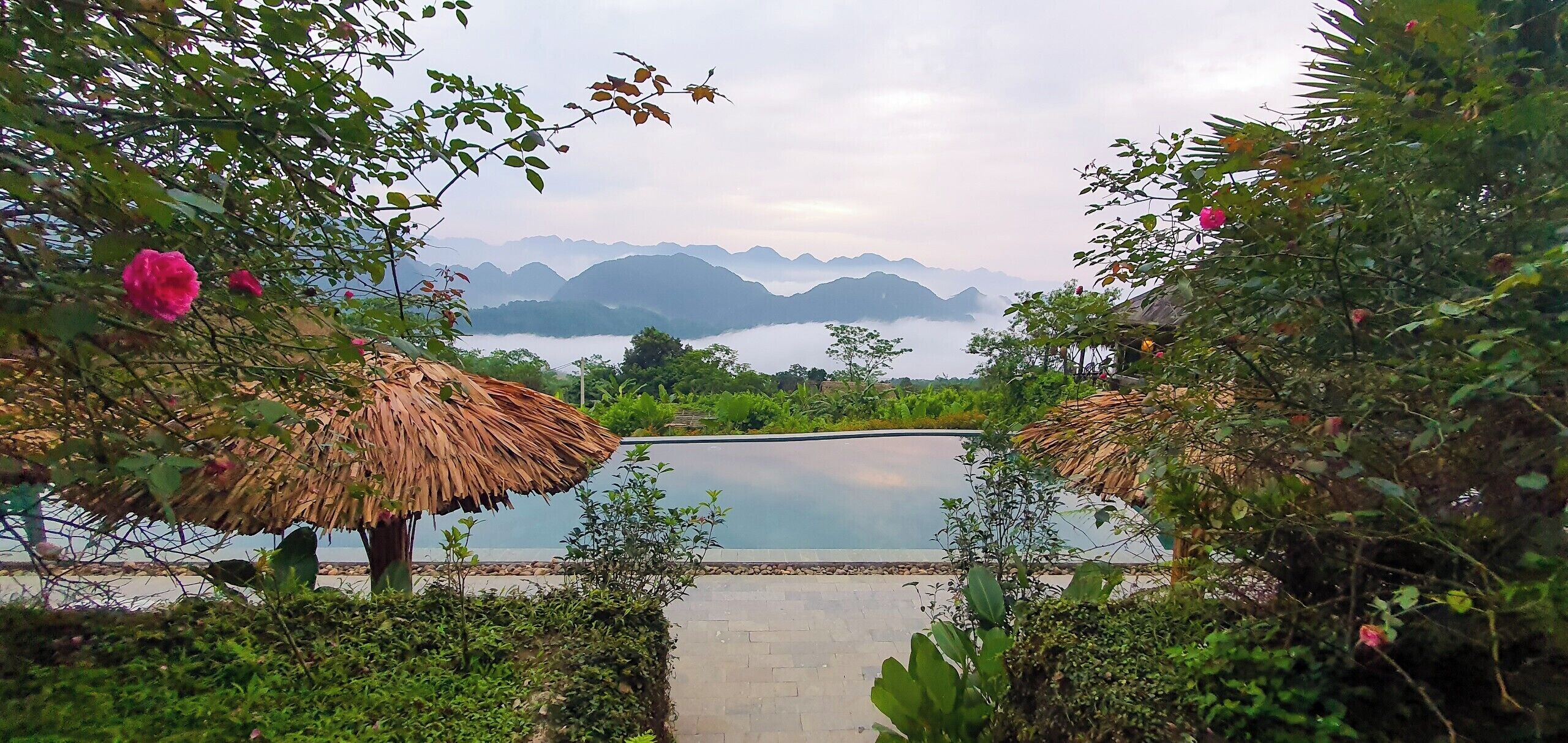 Una piscina con vista a montañas al fondo.