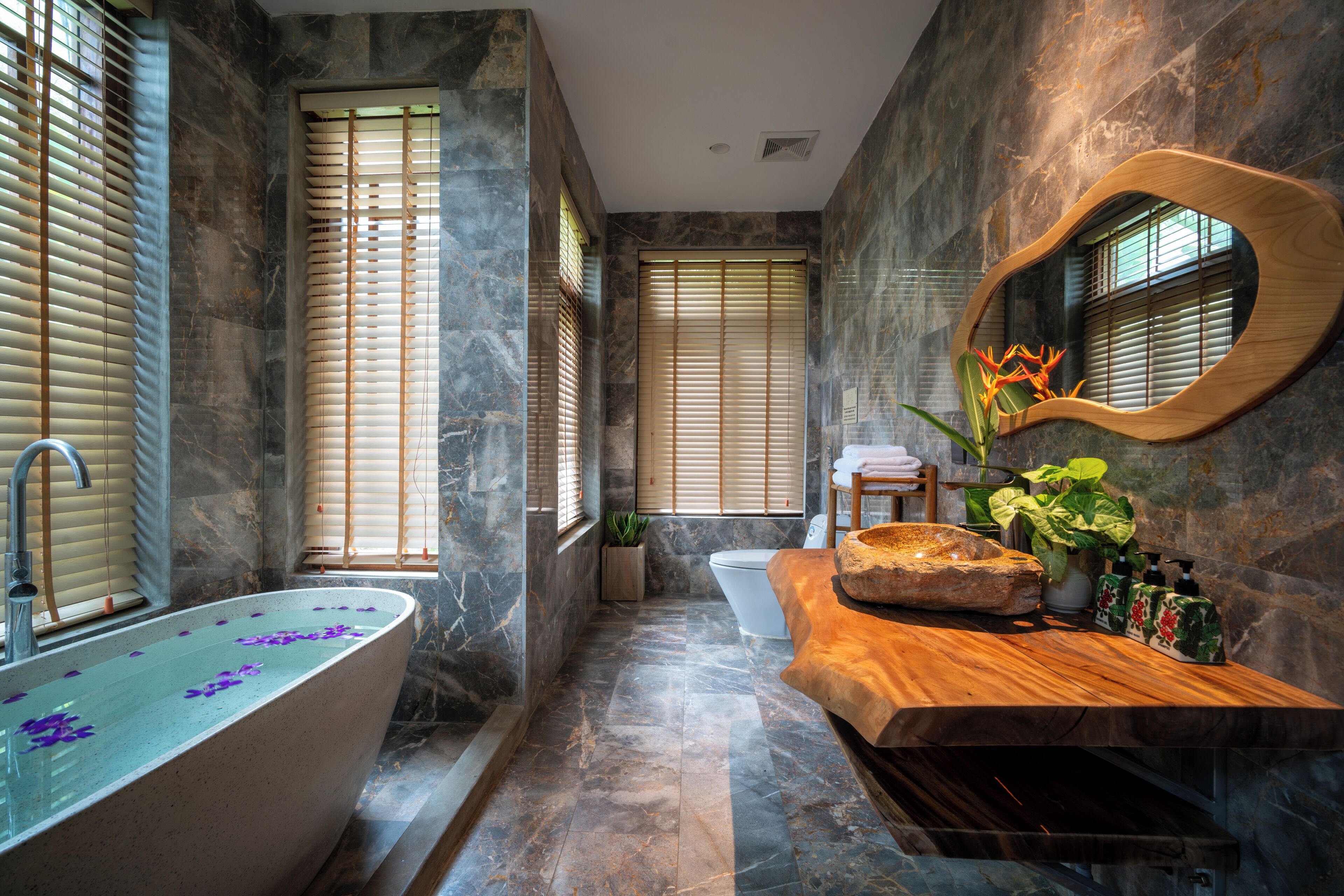 Luxury Suite, Mountain View | Desk, blackout drapes, WiFi (free), bed sheets