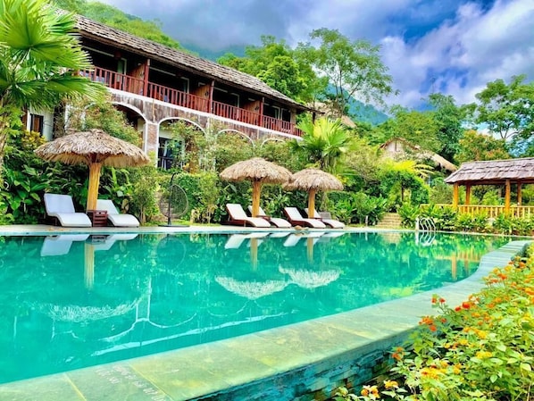 Una piscina al aire libre