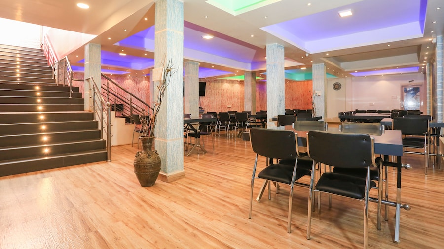 Treebo Light House, 900 Mtrs From Botanical Garden