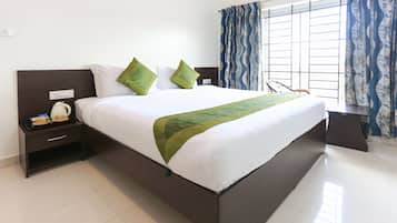 Escritorio, tabla de planchar con plancha, wifi gratis y ropa de cama