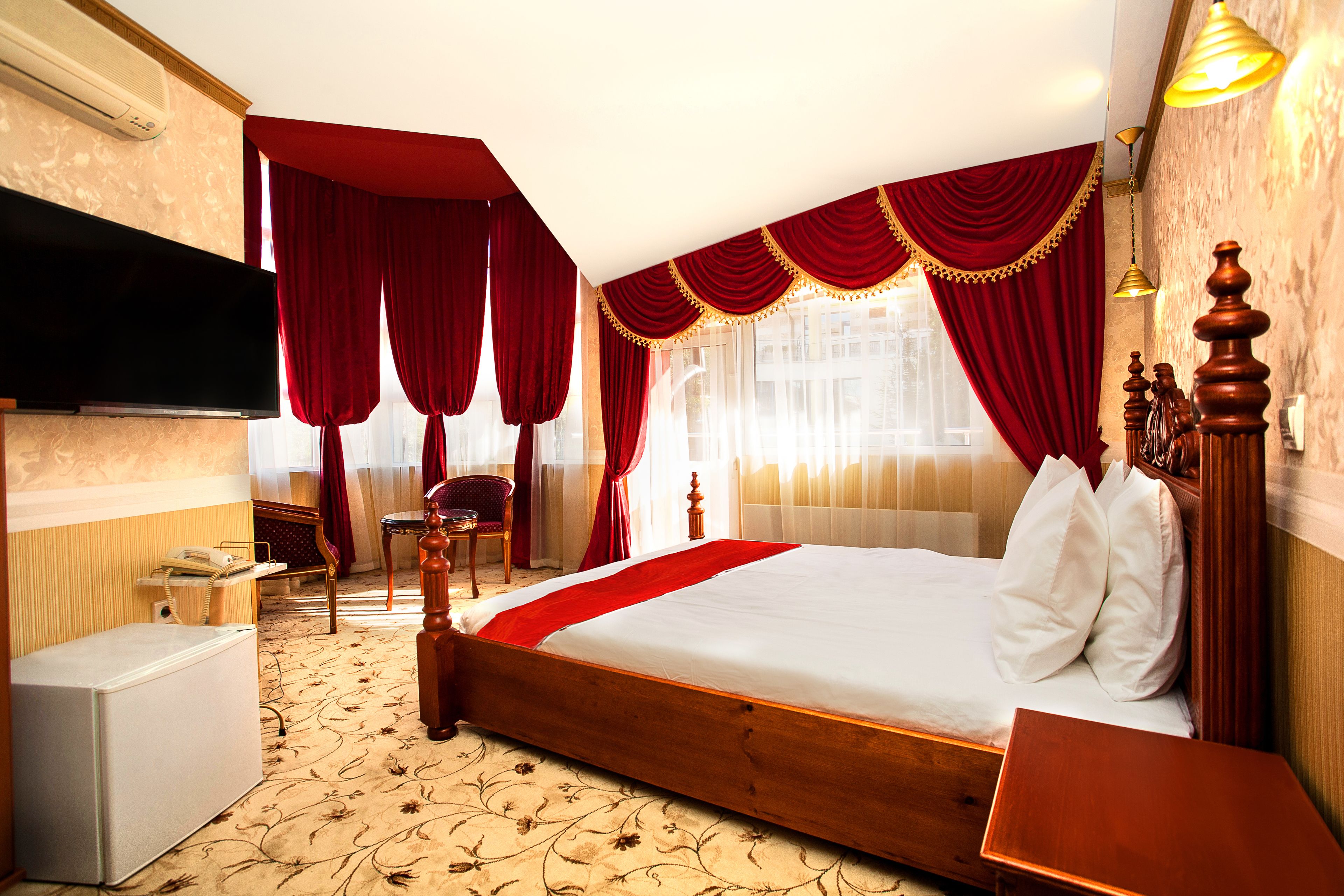 Deluxe Studio, 1 Queen Bed, Non Smoking | Premium bedding, individually decorated, individually furnished, desk