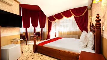 Deluxe Studio, 1 Queen Bed, Non Smoking | Premium bedding, individually decorated, individually furnished, desk