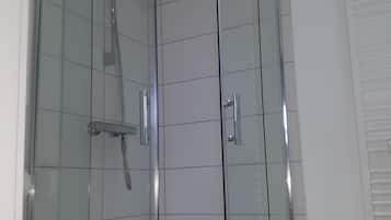 Classic Twin Room | Bathroom | Shower, free toiletries, hair dryer, towels