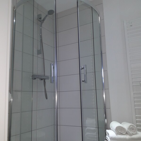 Classic Twin Room | Bathroom | Shower, free toiletries, hair dryer, towels - Guest House Dommitzsch (Dommitzsch)
