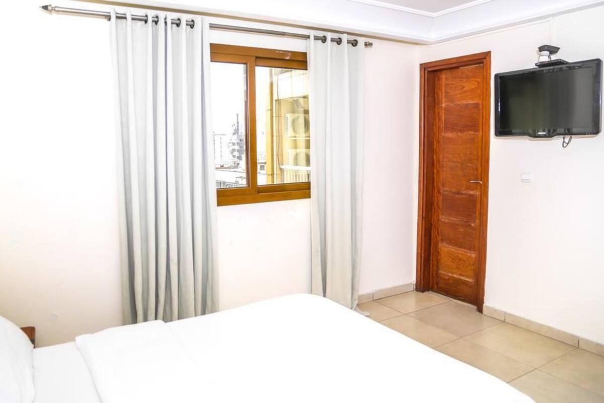 2 bedrooms, Egyptian cotton sheets, premium bedding, desk