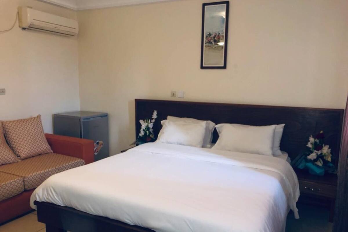 2 bedrooms, Egyptian cotton sheets, premium bedding, desk