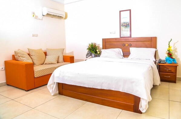 2 bedrooms, Egyptian cotton sheets, premium bedding, desk