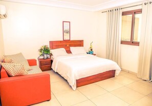 2 bedrooms, Egyptian cotton sheets, premium bedding, desk