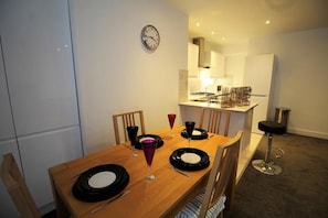 Exclusive Apartment, 3 Bedrooms, Non Smoking | In-room dining