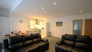 Flat-screen TV - Exquisite 3 Bed apartment near Heathrow (Staines)