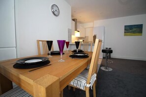 Exclusive Apartment, 3 Bedrooms, Non Smoking | In-room dining - Exquisite 3 Bed apartment near Heathrow (Staines)