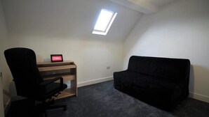 3 bedrooms, desk, rollaway beds, free WiFi - Exquisite 3 Bed apartment near Heathrow (Staines)