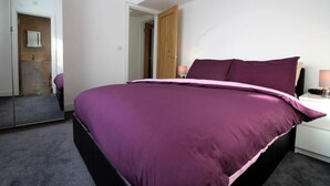 3 bedrooms, desk, rollaway beds, free WiFi - Exquisite 3 Bed apartment near Heathrow (Staines)