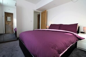 Exclusive Apartment, 3 Bedrooms, Non Smoking | 3 bedrooms, individually decorated, individually furnished, desk - Exquisite 3 Bed apartment near Heathrow (Staines)