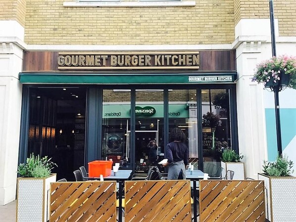 Exterior detail - Exquisite 3 Bed apartment near Heathrow (Staines)