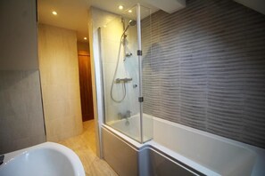 Exclusief appartement, 3 slaapkamers, niet-roken | Badkamer | Een bad/douchecombinatie, gratis toiletartikelen, een haardroger