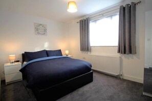 Exclusief appartement, 3 slaapkamers, niet-roken | Individueel gedecoreerd, individueel gemeubileerd, een bureau