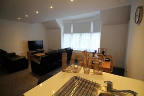 Exclusief appartement, 3 slaapkamers, niet-roken | Woonkamer | Een flatscreentelevisie