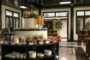 Se sirven desayunos, almuerzos y cenas; cocina local e internacional