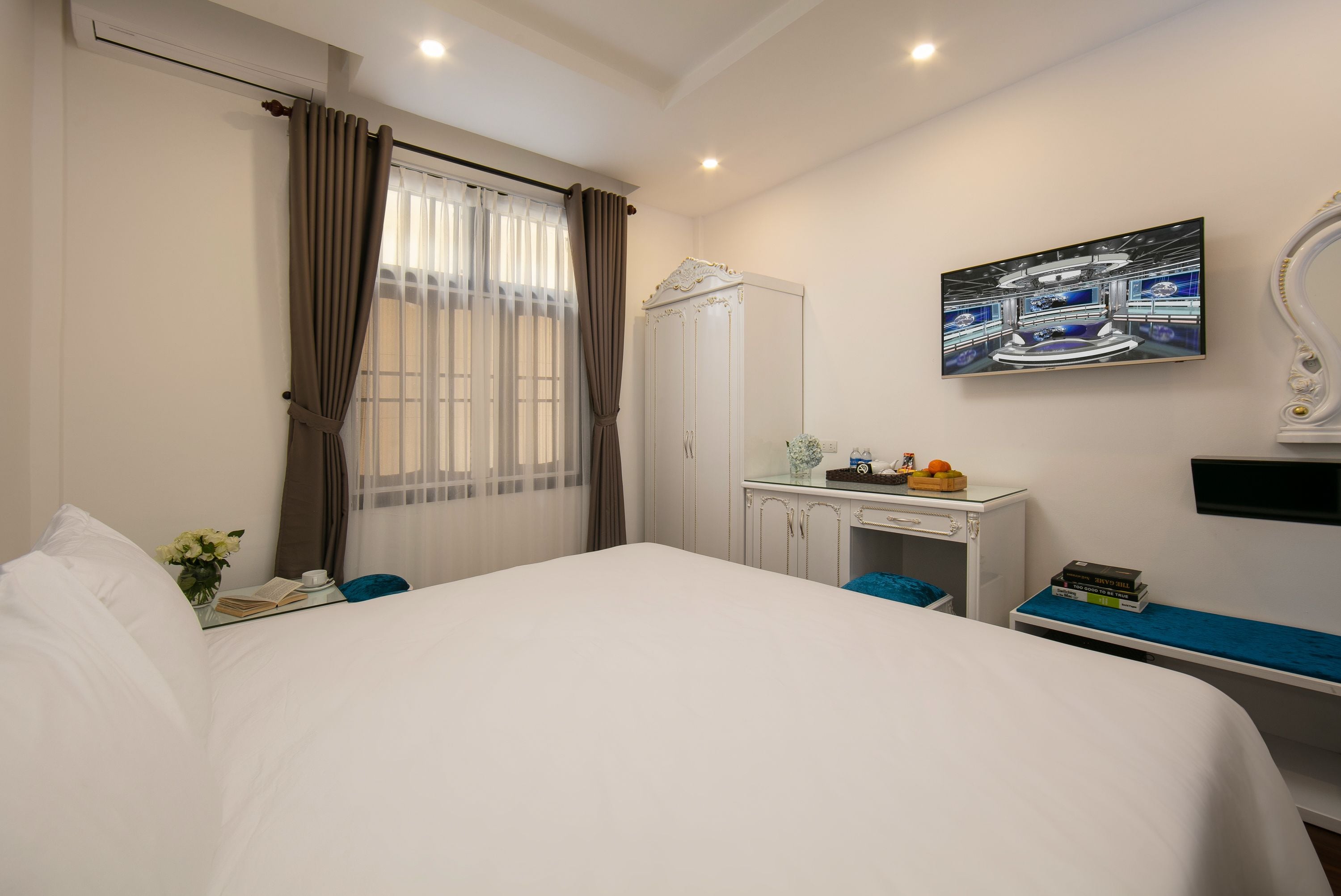 historical double or twin with window  | minibar, in-room safe, desk, blackout curtains