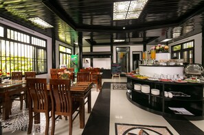 Café da manhã, almoço e jantar; local e internacional