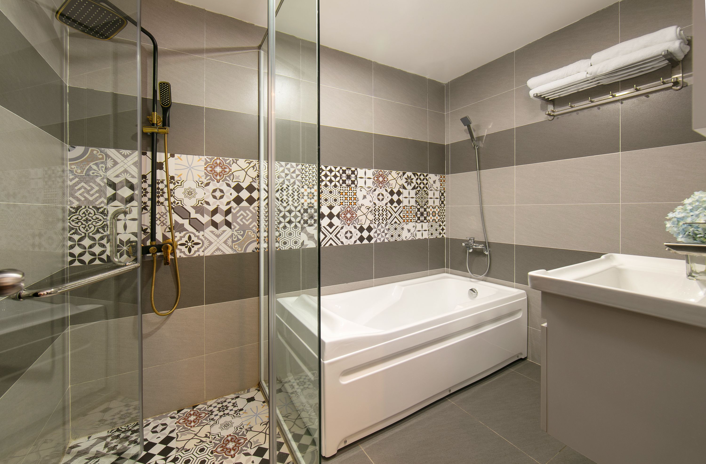 ancient family with pool view  | bathroom | free toiletries, hair dryer, bathrobes, slippers