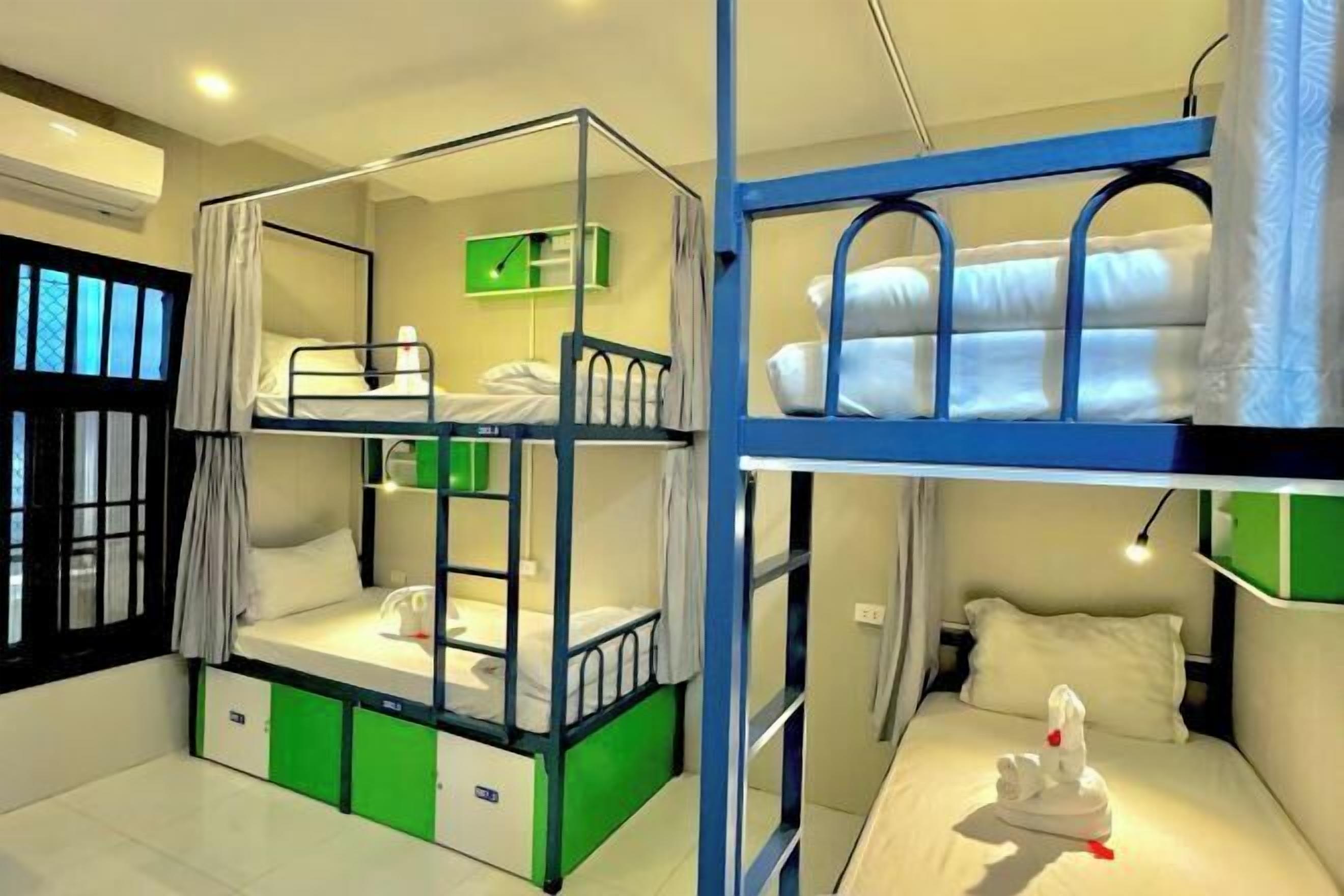 Minibar, caja fuerte, escritorio y cortinas opacas