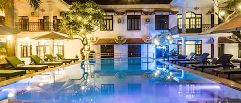 Outdoor pool, pool umbrellas, sun loungers