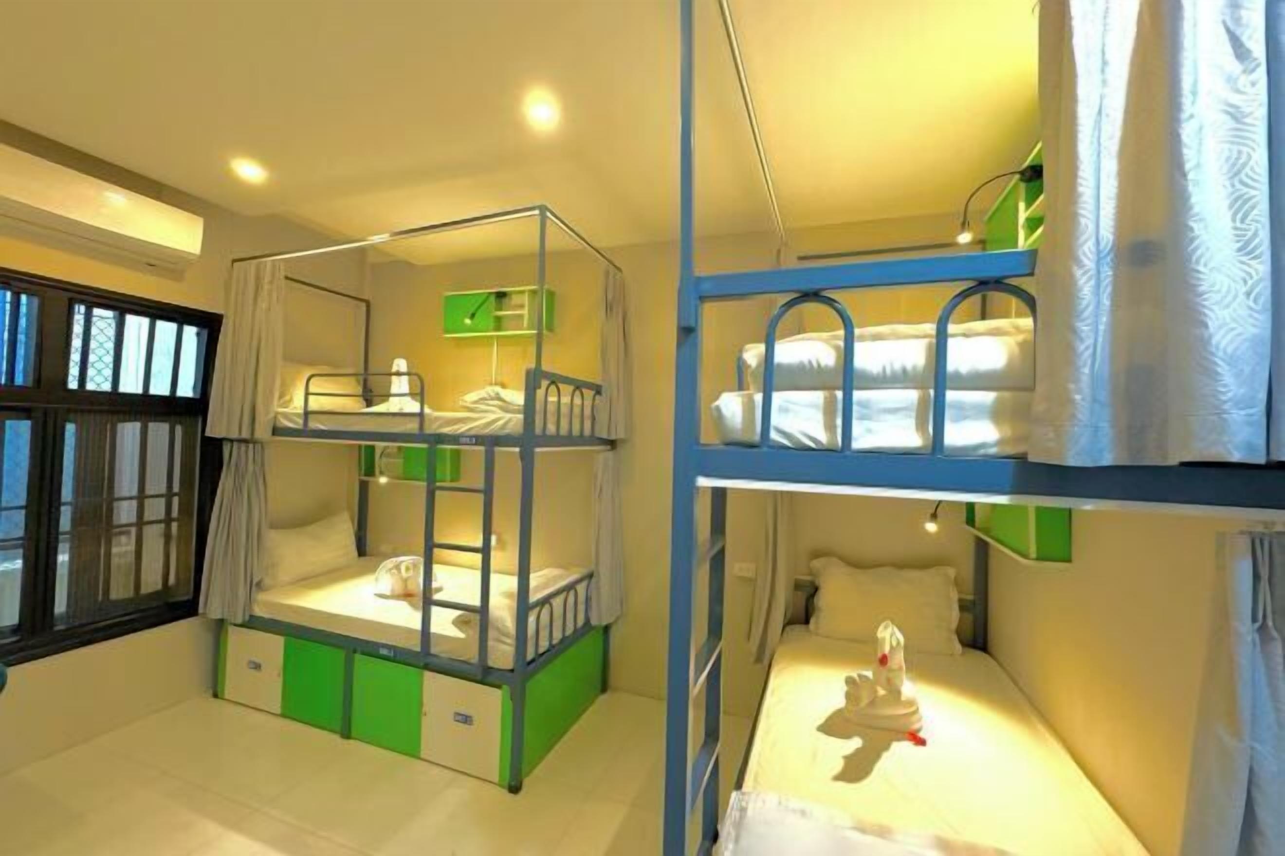 Minibar, caja fuerte, escritorio y cortinas opacas