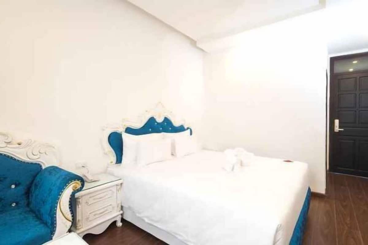 Minibar, in-room safe, desk, blackout curtains