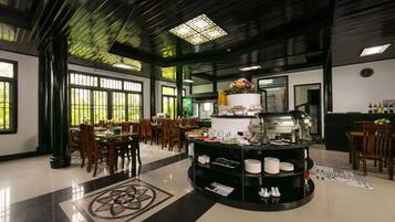 Se sirven desayunos, almuerzos, cenas y cocina local e internacional