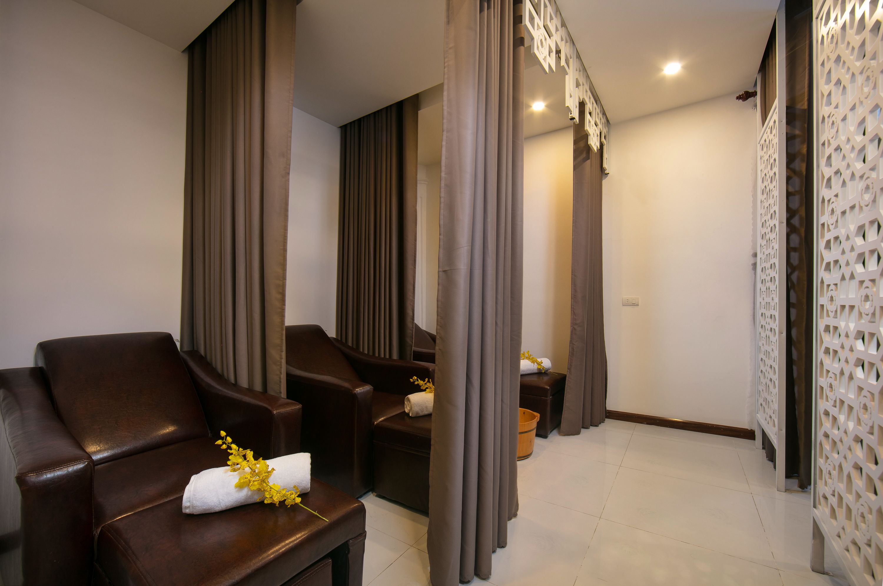 2 treatment rooms, manicures and pedicures