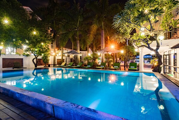 Piscina externa, guarda-sóis, espreguiçadeiras