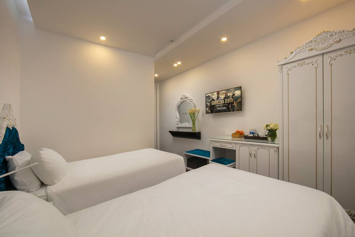 Superior Twin Room | Minibar, in-room safe, blackout drapes, soundproofing