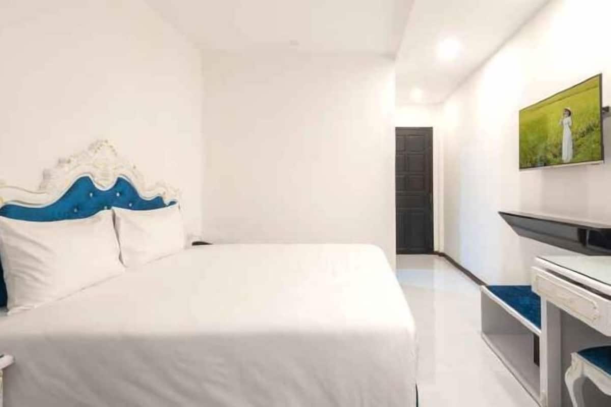 Minibar, in-room safe, desk, blackout curtains