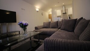 Exclusive Apartment, 1 Bedroom, Non Smoking | In-room dining - Exquisite 1 Bed Apartment near Heathrow (Staines)