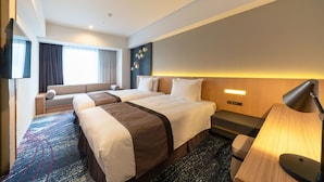 A hotel room with two beds, a sofa, a desk, and a lamp. - Hotel JAL City Nagoya Nishiki (Nagoya)