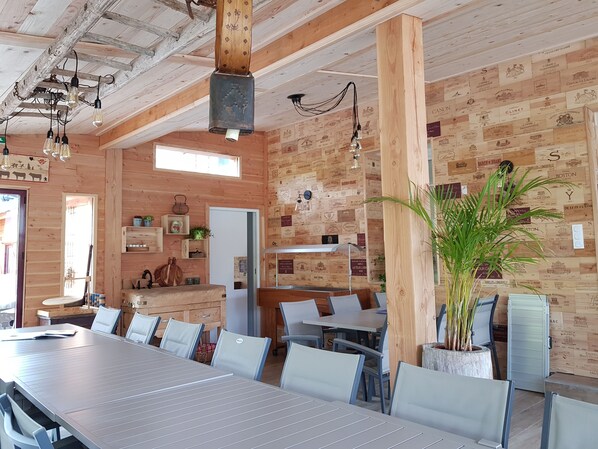 Breakfast, lunch, dinner served; local and international cuisine - Le silence du midi (Comus)