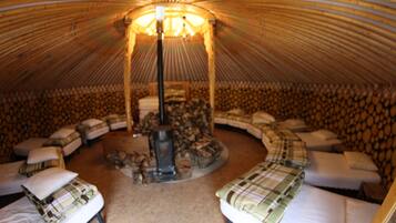 Tenda (Yurt) | Didekorasi berbeda-beda dan dilengkapi dengan perabotan berbeda-beda